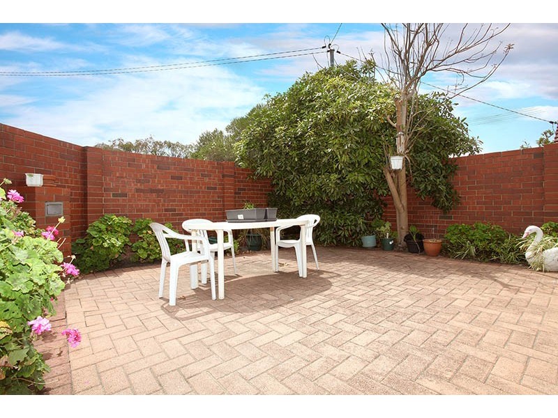 2/15 Pitt Street, St James WA 6102