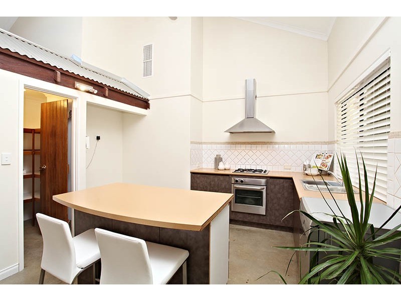 8 Buzza Street, St James WA 6102