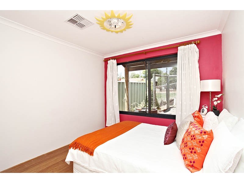 8 Buzza Street, St James WA 6102