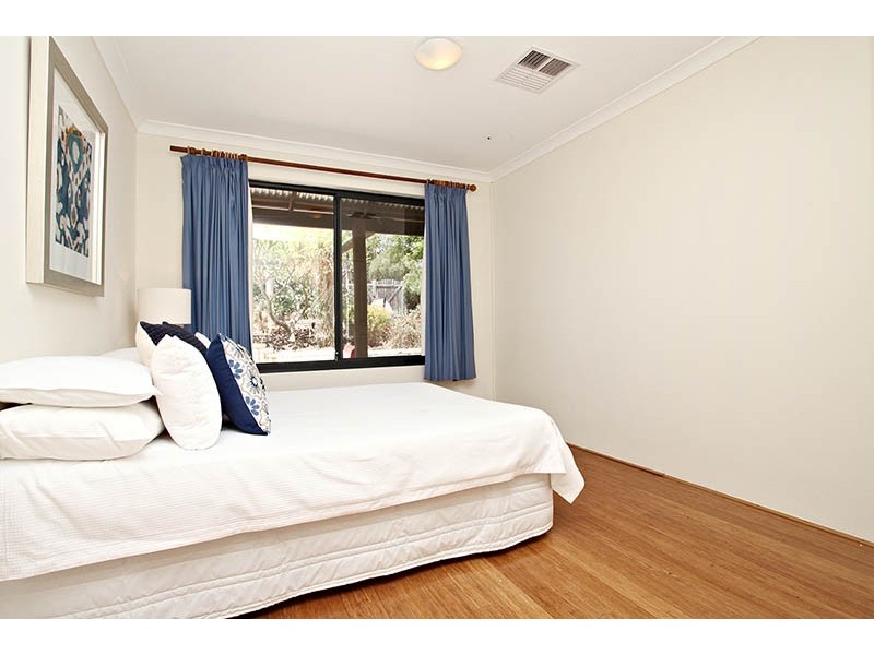 8 Buzza Street, St James WA 6102