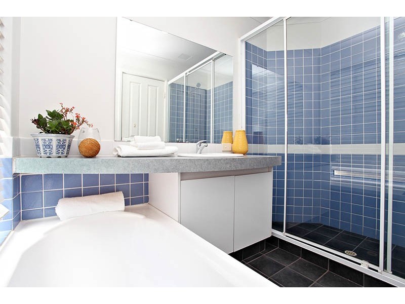 8 Buzza Street, St James WA 6102