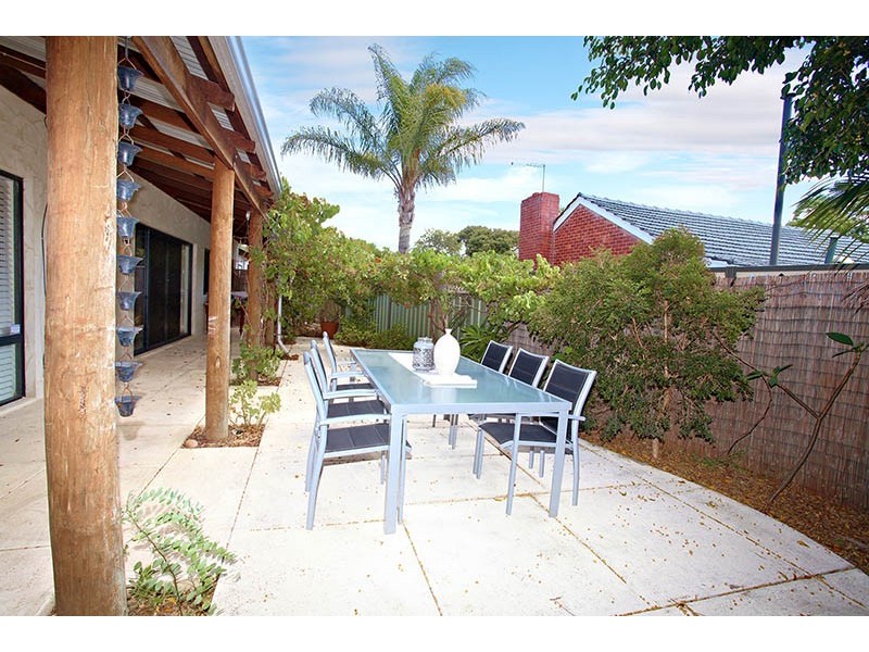 8 Buzza Street, St James WA 6102