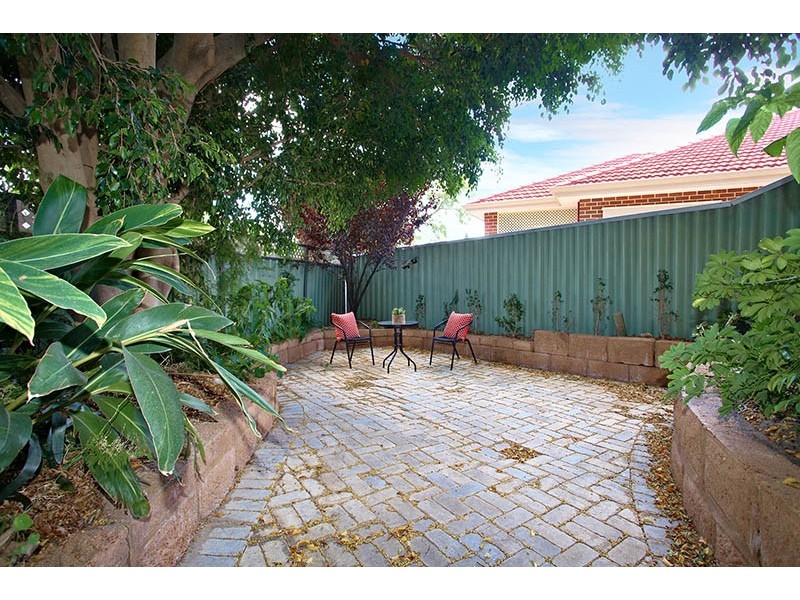 8 Buzza Street, St James WA 6102