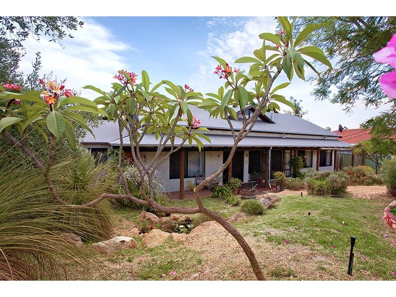 8 Buzza Street, St James WA 6102