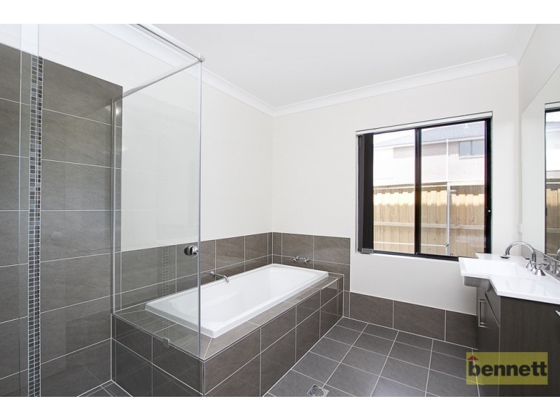 8 Oakhill Crescent, Colebee NSW 2761