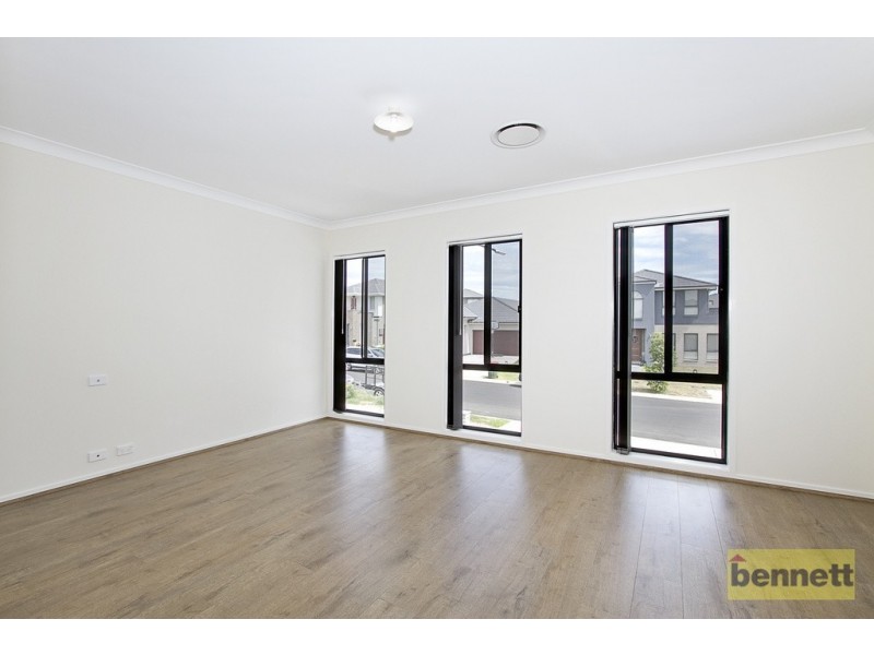 8 Oakhill Crescent, Colebee NSW 2761