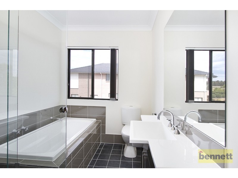 8 Oakhill Crescent, Colebee NSW 2761