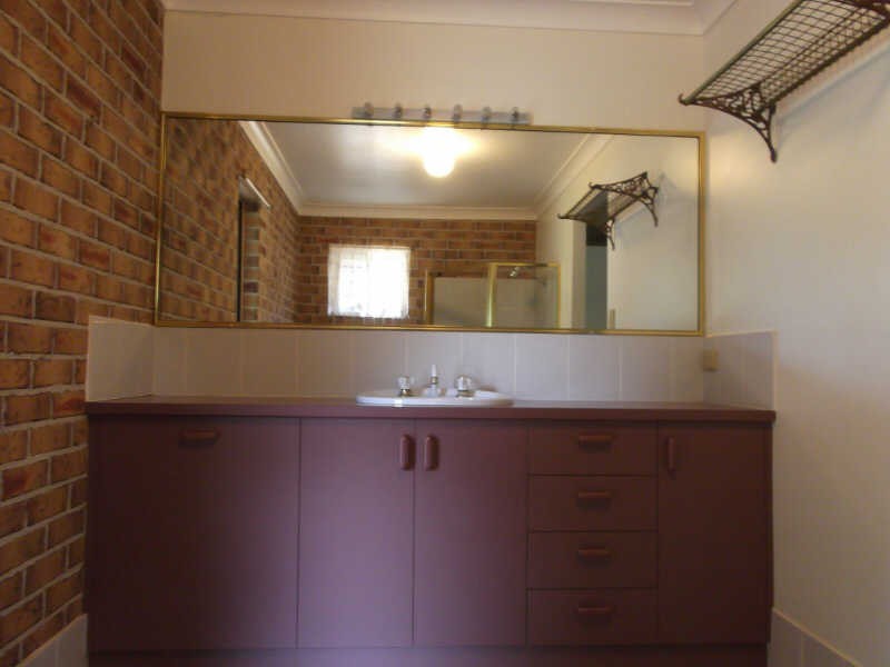 20 Grant Ave, Kingaroy QLD 4610