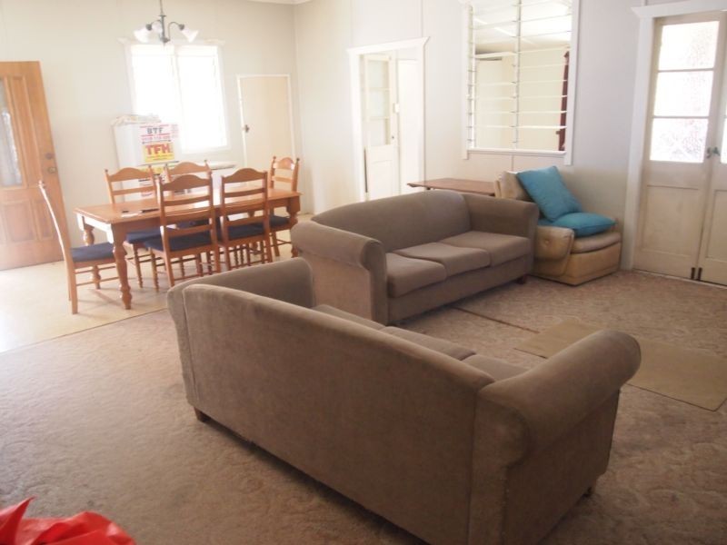 27 Law Street South, Redbank QLD 4301