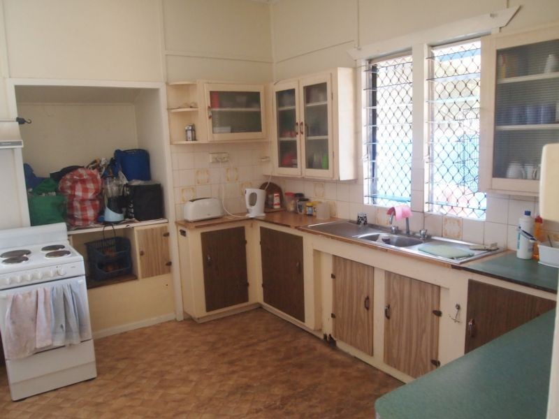 27 Law Street South, Redbank QLD 4301