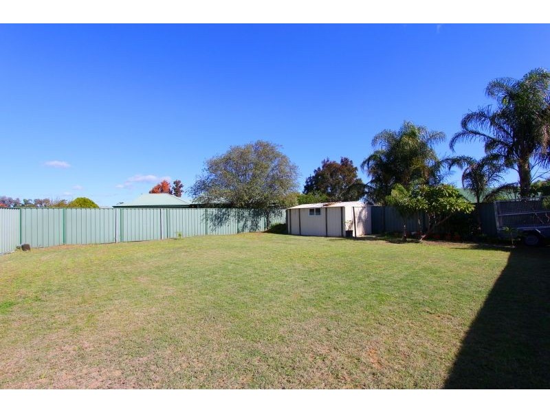 2 Bohemia Grove, Seville Grove WA 6112