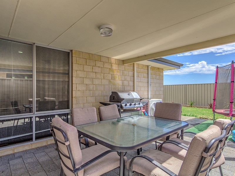 27 Chiltern Ave, Brookdale WA 6112