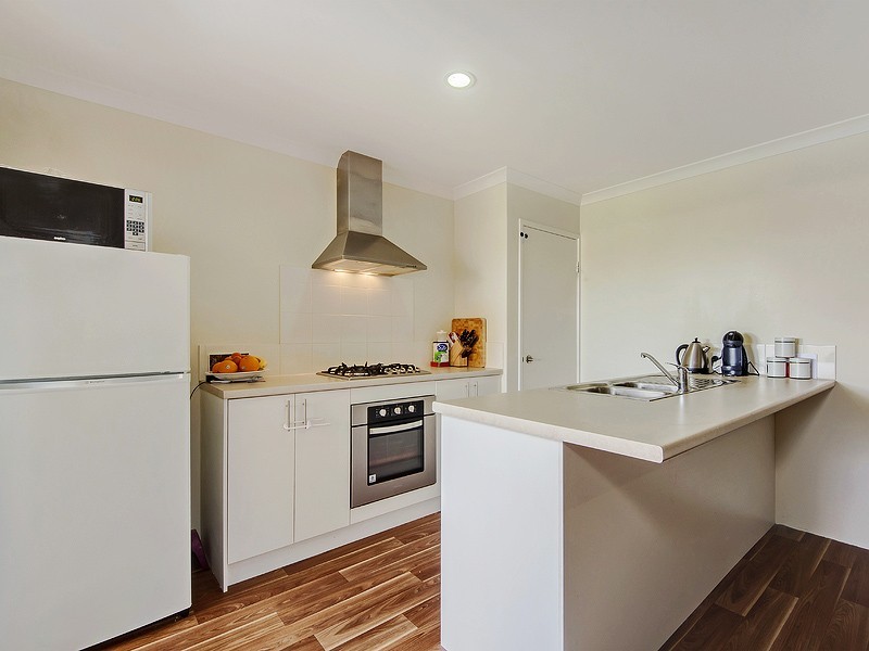 27 Chiltern Ave, Brookdale WA 6112