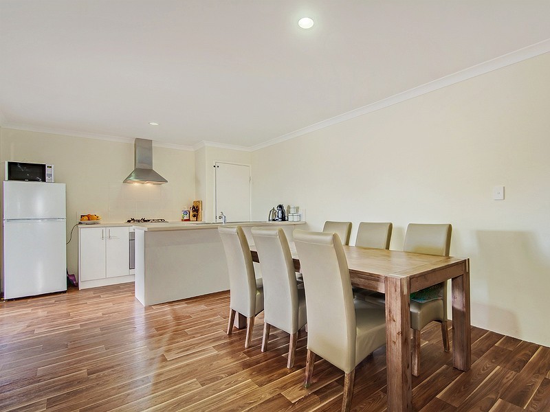 27 Chiltern Ave, Brookdale WA 6112