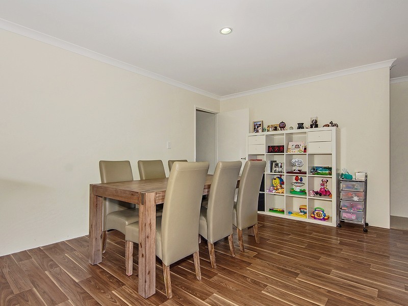 27 Chiltern Ave, Brookdale WA 6112