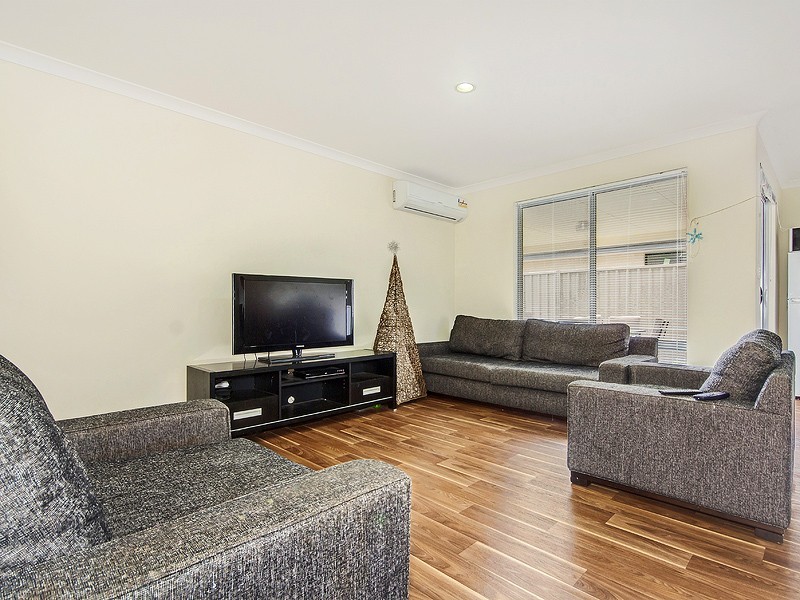 27 Chiltern Ave, Brookdale WA 6112