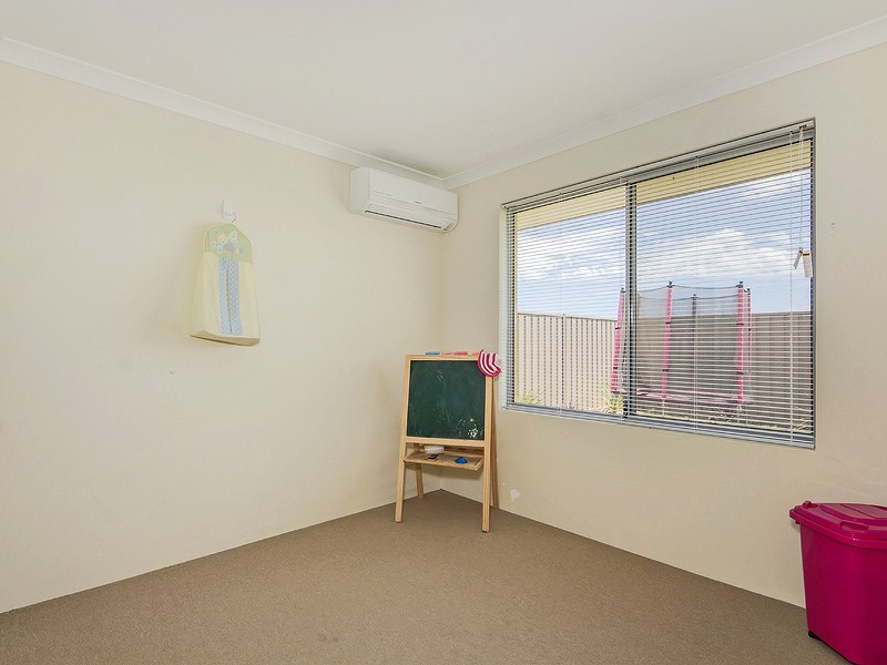 27 Chiltern Ave, Brookdale WA 6112