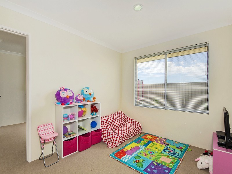 27 Chiltern Ave, Brookdale WA 6112