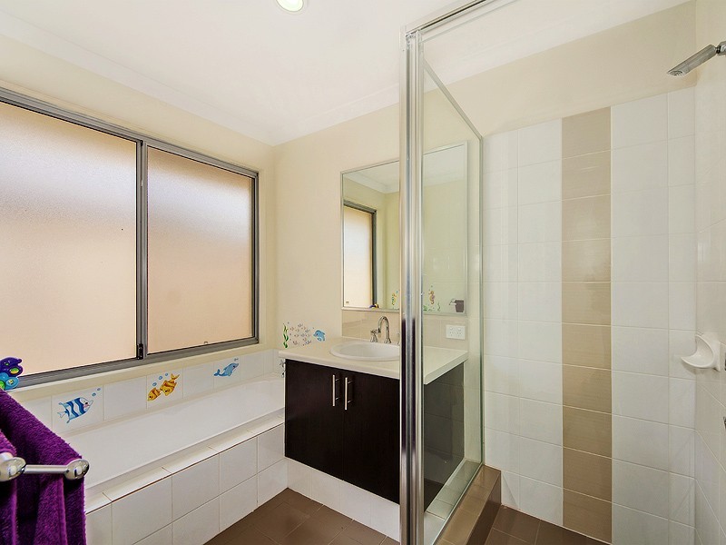 27 Chiltern Ave, Brookdale WA 6112