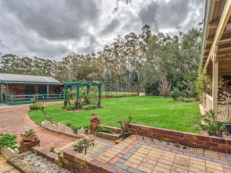 75 Swamp Gum Rd, Oakford WA 6121