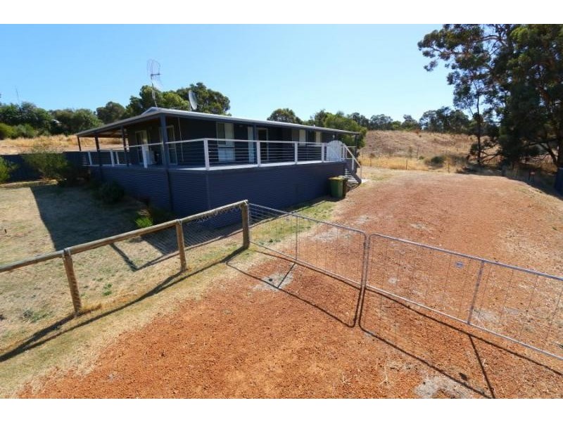 10 Dunmall Dr, Wandering WA 6308