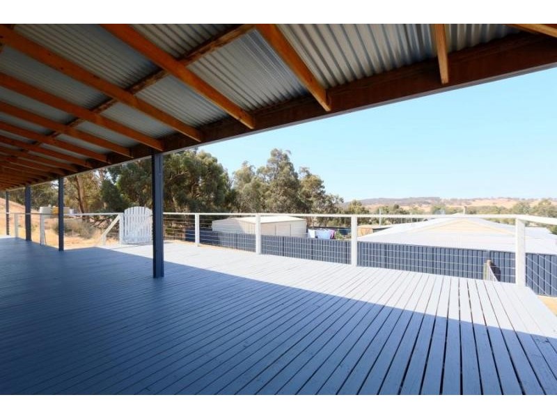 10 Dunmall Dr, Wandering WA 6308