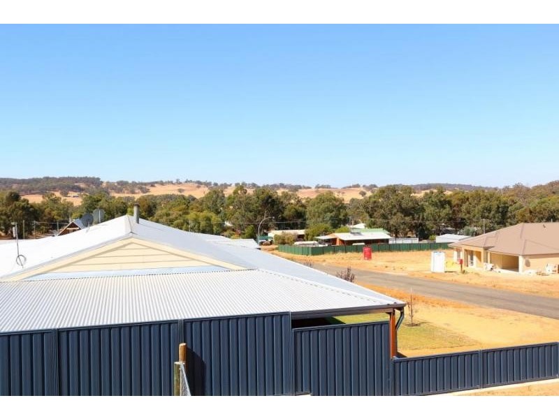 10 Dunmall Dr, Wandering WA 6308