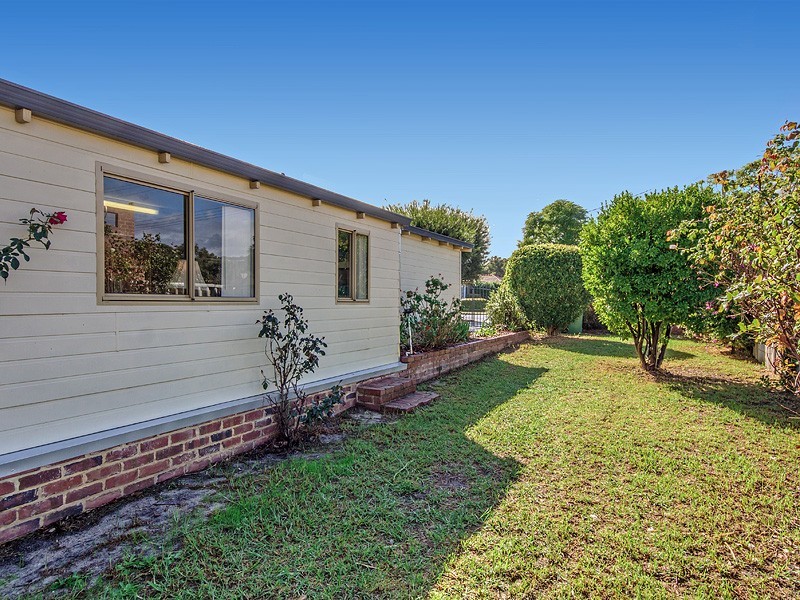 6 Abbey Rd, Armadale WA 6112