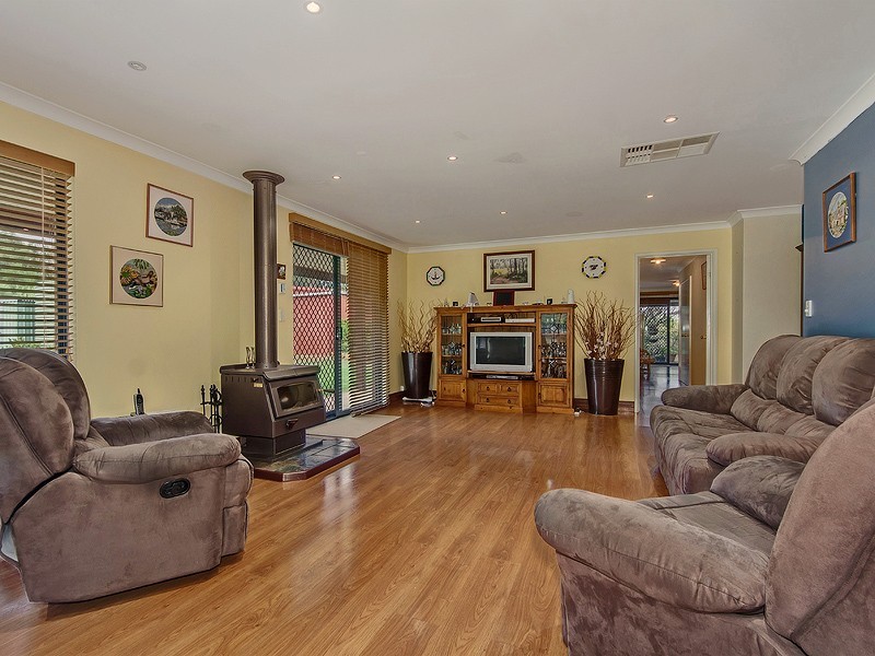 7 Chestnut Rd, Jarrahdale WA 6124