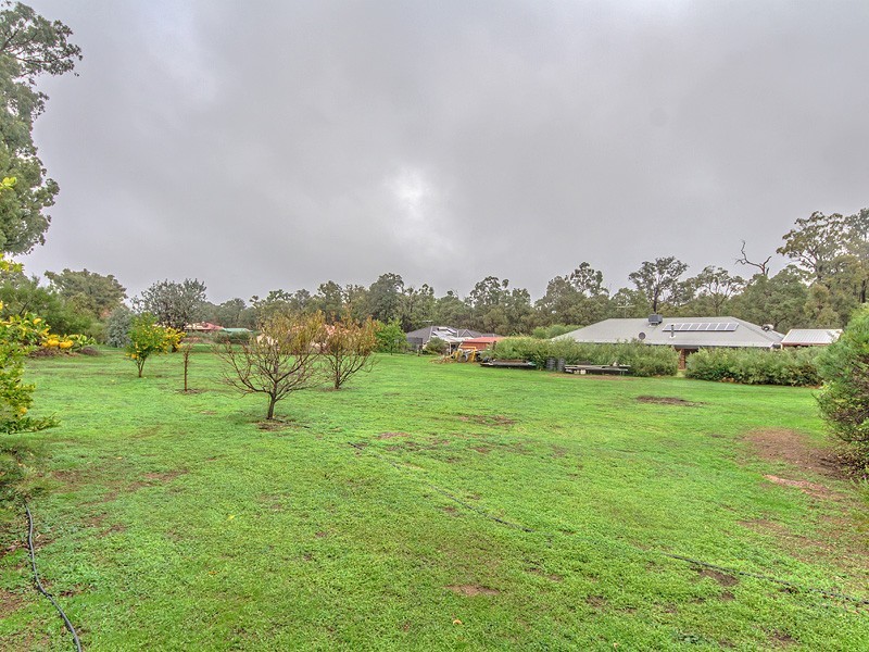 7 Chestnut Rd, Jarrahdale WA 6124