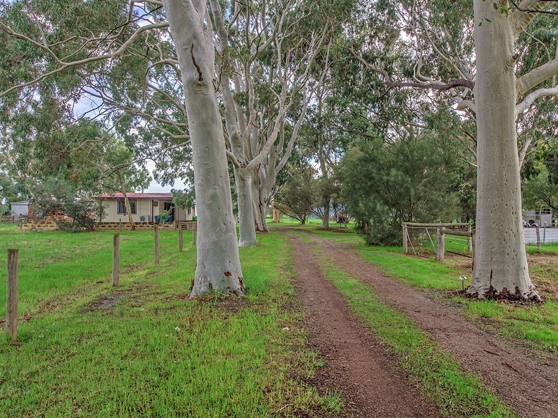 364 Summerfield Rd, Mardella WA 6125