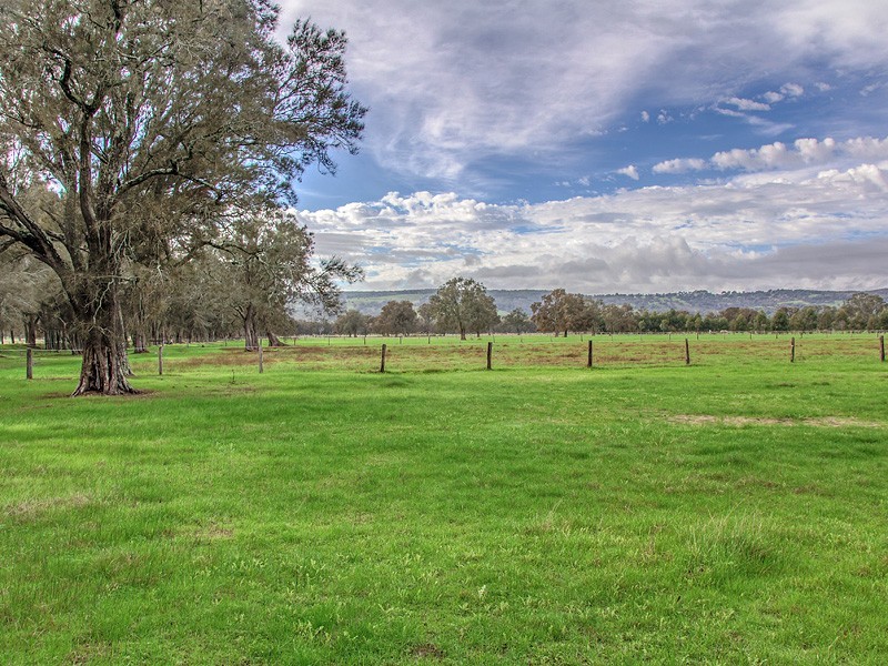 364 Summerfield Rd, Mardella WA 6125