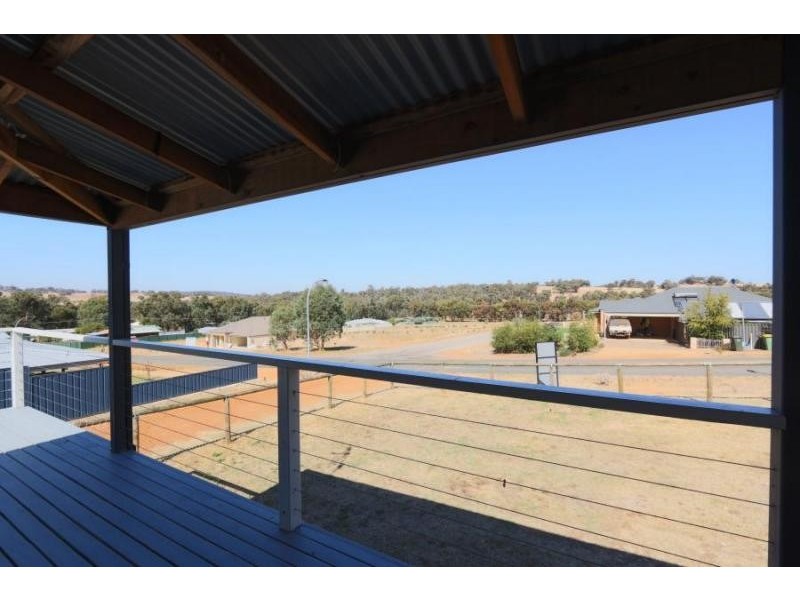 10 Dunmall Drive, Wandering WA 6308