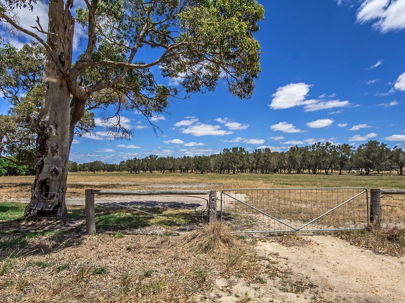 11 Lowlands Road, Mardella WA 6125