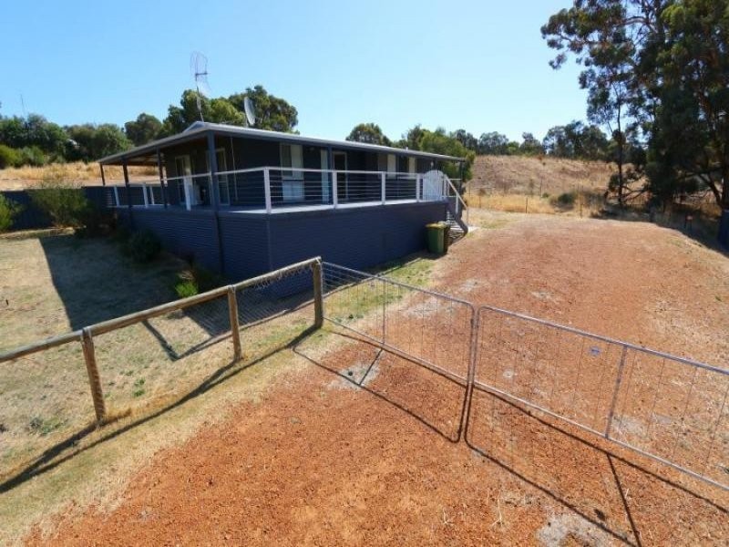 10 Dunmall Dr, Wandering WA 6308