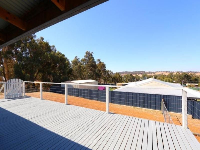 10 Dunmall Dr, Wandering WA 6308