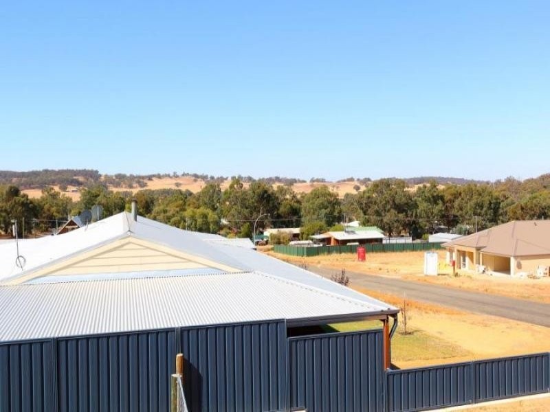 10 Dunmall Dr, Wandering WA 6308