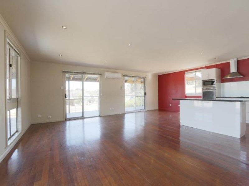 10 Dunmall Dr, Wandering WA 6308