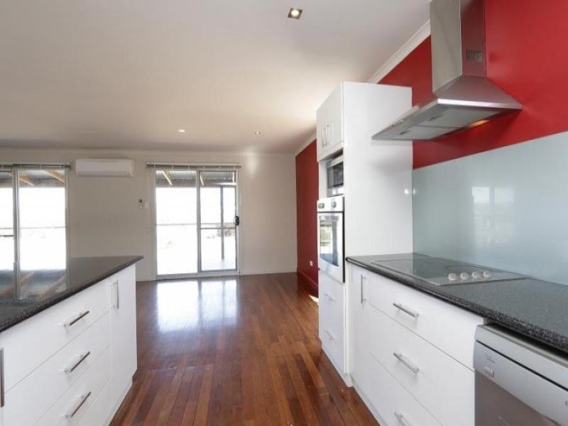 10 Dunmall Dr, Wandering WA 6308