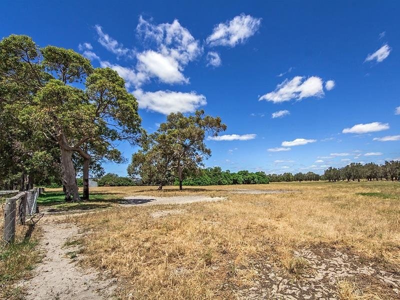 11 Lowlands Road, Mardella WA 6125