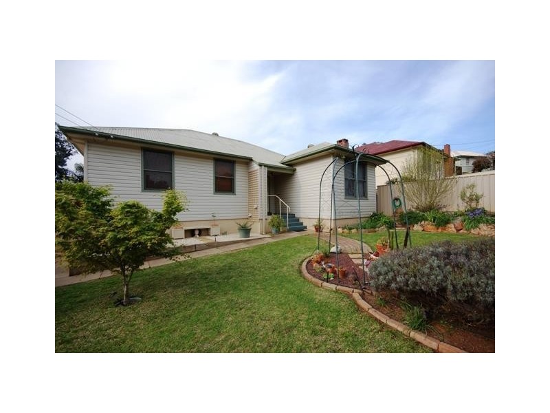 19 Phillip Avenue, Mount Austin NSW 2650