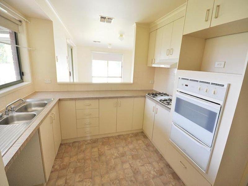 3 Minya Place, Glenfield Park NSW 2650