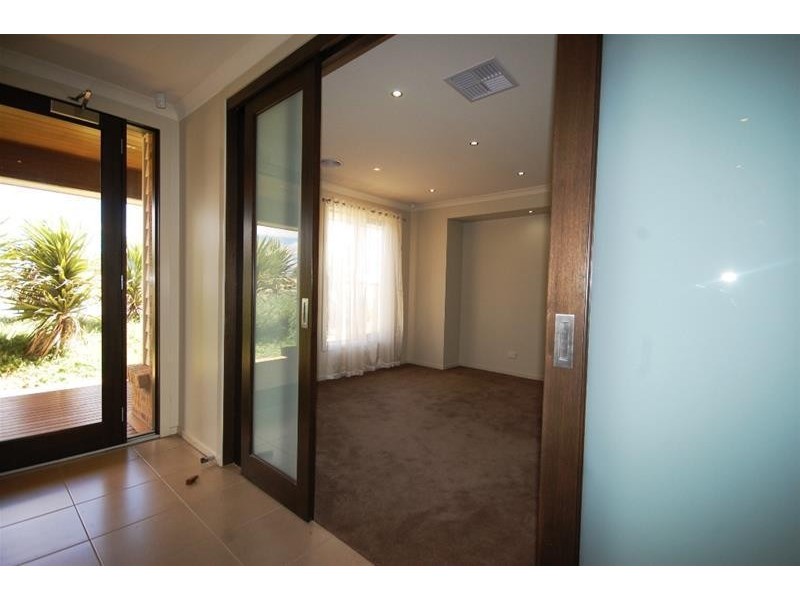 10 Hazelwood Dve, Forest Hill NSW 2651
