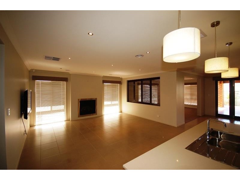 10 Hazelwood Dve, Forest Hill NSW 2651