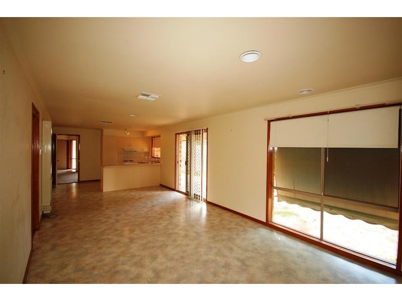 8 Otama Street, Glenfield Park NSW 2650
