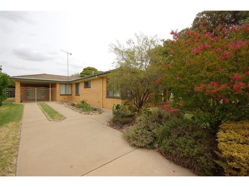 30 Dalman Parkway, Glenfield Park NSW 2650