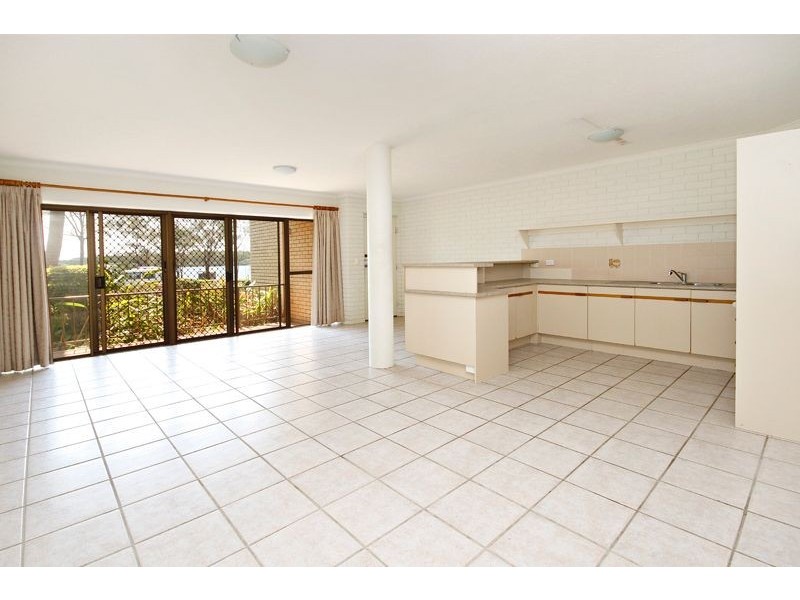 2/77 Bradman Avenue, Maroochydore QLD 4558