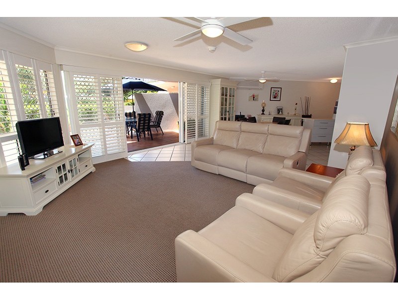 Unit 1 Surfside 147 Lowanna Drive, Buddina QLD 4575