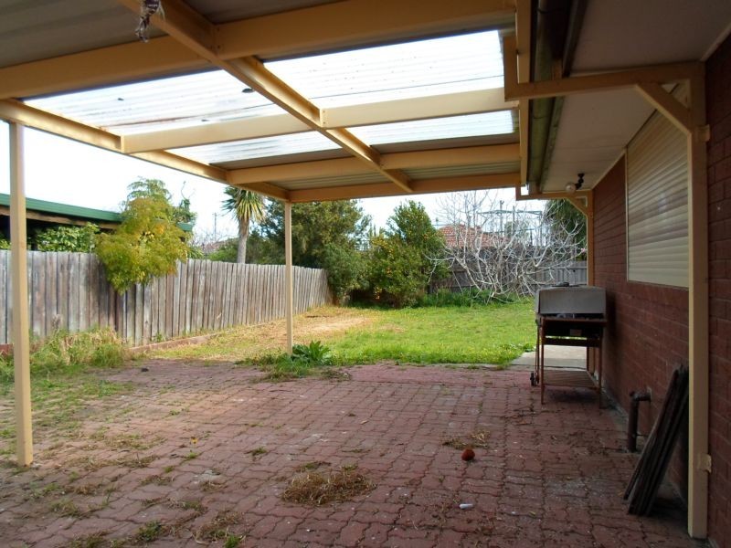 17 Balnarring Drive, Kings Park VIC 3021