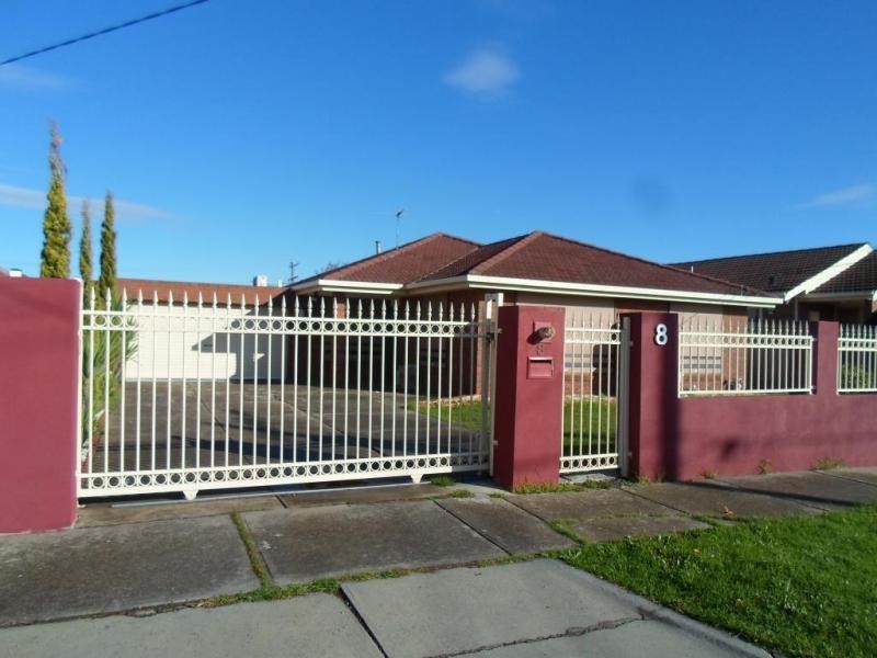 8 Baguley Crescent, Kings Park VIC 3021